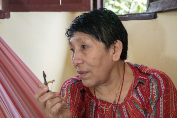 Briseida Iglesias mit einem Amulett