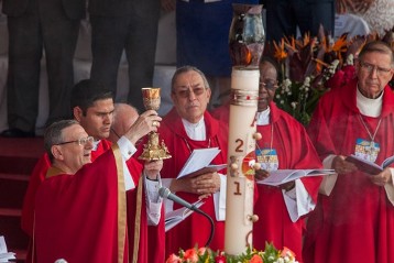 Kardinal Angelo Amato bei der Eucharistie