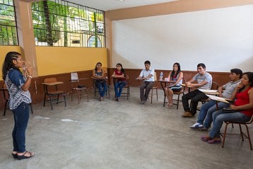 Lehrerin Elva Viviana Kayap Yagkikat (links, 28 Jahre) beim Unterricht Im Ausbildungs-Institut „Victor Andrés Belaunde“ . Hier werden indigene Lehrer und Lehrerinnen aus- und weitergebildet.