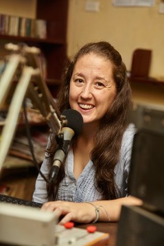 Moderatorin Beatriz García Blasco im Studio des Radiosenders "Radio Madre de Dios" in Puerto Maldonado.