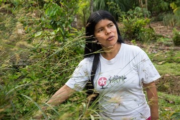 Patricia Gualinga im Gemeinschaftsgarten