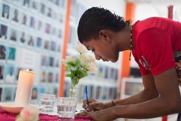 Jugendlicher schreibt in der „Casa de la Memoria“ seine Gedanken auf. Hier wird an 500 Menschen erinnert, die Opfer der anhaltenden Gewalt wurden.