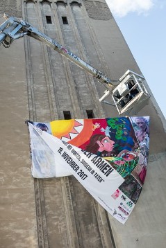 Anbringung des Adveniat-Wandgemäldes am Turm der Liebfrauenkirche in Duisburg-Bruckhausen zum „Welttag der Armen“