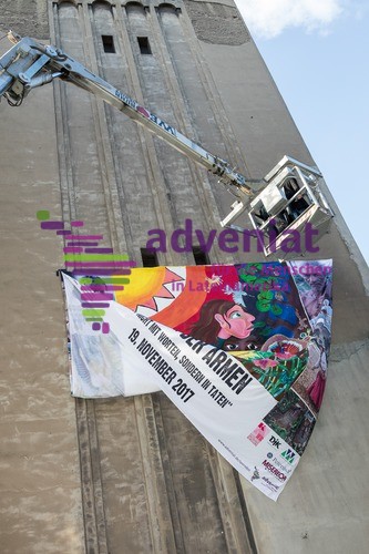 ADV_23407 Anbringung des Adveniat-Wandgemäldes am Turm der Liebfrauenkirche in Duisburg-Bruckhausen zum „Welttag der Armen“