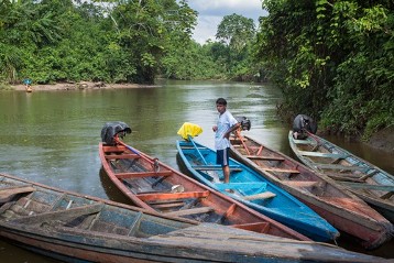 Bootsanleger im Awajún-Dorf Tsag Entsag am verseuchten Fluß (Pipeline-Leck) in der Region Chiriaco.