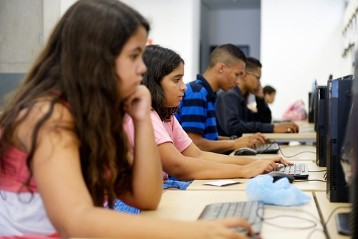 Jugendlich arbeiten am Computer, Informatikkurs, Bibiliothek des CEU Heliópolis (Centro Educacional Unificado), Favela Heliopolis