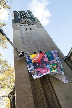 Anbringung des Adveniat-Wandgemäldes am Turm der Liebfrauenkirche in Duisburg-Bruckhausen zum „Welttag der Armen“