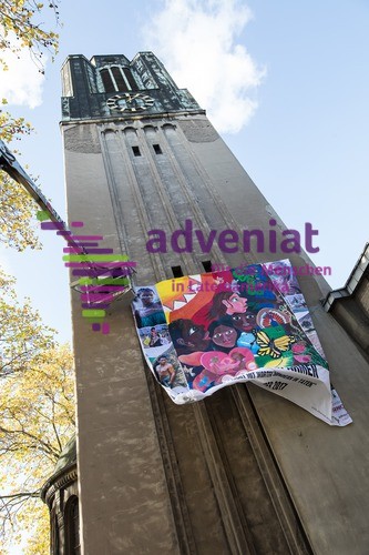 ADV_23422 Anbringung des Adveniat-Wandgemäldes am Turm der Liebfrauenkirche in Duisburg-Bruckhausen zum „Welttag der Armen“