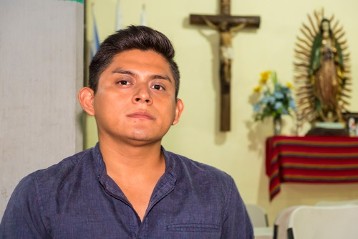 Leonel Garcia Ruiz, 25, arbeitet als Psychologe und Streetworker in der Casa de Migrantes in Palenque. Viele Flüchtlinge hätten Schlimmes erlebt, sagt er, und benötigten eigentlich intensive Betreuung. Auf ihrem Zwischenstopp in Palenque kann er sich nur kurz um sie kümmern.