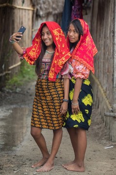 Kuna-Mädchen beim Selfie-Anfertigen
