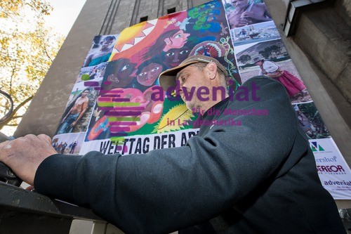 ADV_23434 Anbringung des Adveniat-Wandgemäldes am Turm der Liebfrauenkirche in Duisburg-Bruckhausen zum „Welttag der Armen“