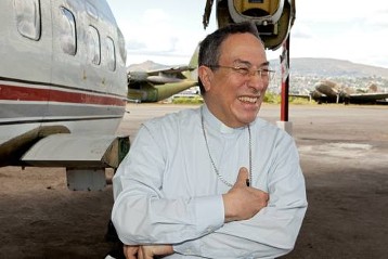 Kardinal Rodriguez Maradiaga auf dem Flughafen