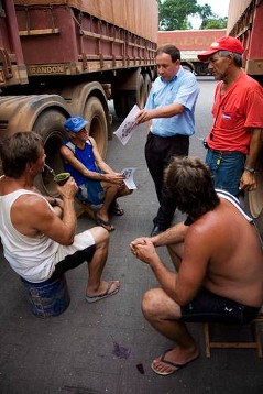 Brasiliens erste "Truckerpastoral"  (Pastoral Rodaviària)

Padre Adelir de Carli

-LKW-Stellplatz

-Padre Adelir im Gespräch mit Truckern