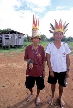 Lábrea, Amazonas, Brasilien; 
Häuptling Raimundo Paumari und seine Mutter Ilsa Paumari in der Indianersiedlung.