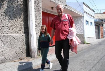 Alfons Vietmeier holt seine Tochter Karen (9 Jahre alt) von der Schule ab.