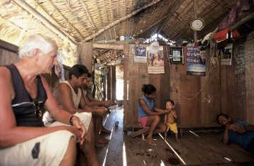 Lábrea, Amazonas, Brasilien; 
Pfarrer Gunter Kroemer besucht die Paumari Indianer im Reservat.