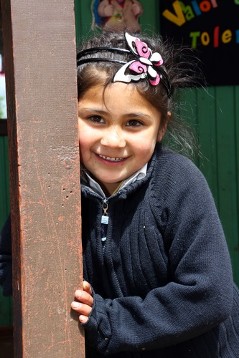 In der Schule in Dewepille werden Mapuche-Kinder in ihren Stammessprachen unterrichtet und bekommen ihre Kultur vermittelt. Schülerinnen und Schüler auf dem Außengelände der Schule.
