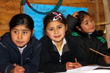 In der Schule in Dewepille werden Mapuche-Kinder in ihren Stammessprachen unterrichtet und bekommen ihre Kultur vermittelt. Schülerinnen und Schüler beim Unterricht in einer Ruka, einer traditionellen Hütte.