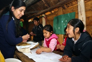 In der Schule in Dewepille werden Mapuche-Kinder in ihren Stammessprachen unterrichtet und bekommen ihre Kultur vermittelt. Lehrerin Pamela del Carmen Tripailaf Lefio beim Unterricht mit ihren Schülern.