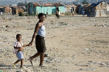 Frau mit Kind in Cité Soleil, dem größten Elendsviertel von Port-au-Prince / Haiti