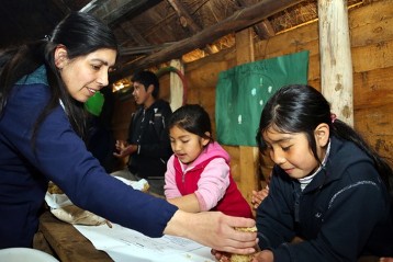 In der Schule in Dewepille werden Mapuche-Kinder in ihren Stammessprachen unterrichtet und bekommen ihre Kultur vermittelt. Lehrerin Pamela del Carmen Tripailaf Lefio beim Unterricht mit ihren Schülern.