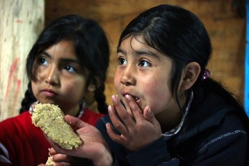 In der Schule in Dewepille werden Mapuche-Kinder in ihren Stammessprachen unterrichtet und bekommen ihre Kultur vermittelt. Schülerinnen und Schüler beim Unterricht in einer Ruka, einer traditionellen Hütte.