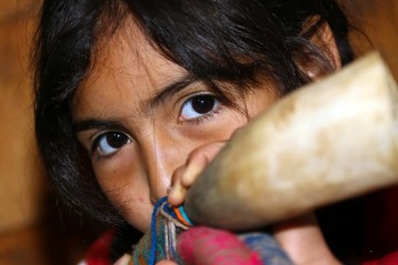 In der Schule in Dewepille werden Mapuche-Kinder in ihren Stammessprachen unterrichtet und bekommen ihre Kultur vermittelt. Schülerinnen und Schüler spielen auf traditionellen Instrumenten.
