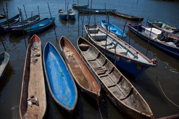 Boote in Puerto Del Triunfo, einem beliebten Ausflugsziel am Pazifik