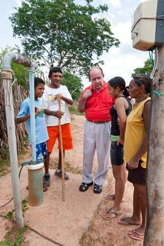 Wasserprojekt für die Landbevölkerung: Padre Joáo im Gespräch mit Dorfbewohnern am neuen Brunnen.
