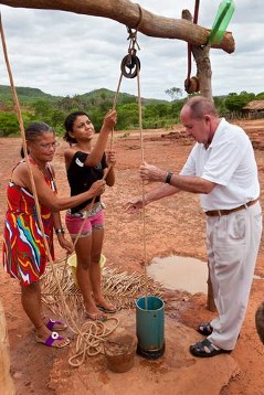 Wasserprojekt für die Landbevölkerung: Padre Joáo, Katechistin Meira Viera da Silva (links) und eine junge Frau an einem neuen Brunnen.