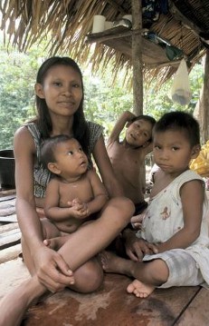 Lábrea, Amazonas, Brasilien; 
Paumari Indianerin und Kinder im Reservat.