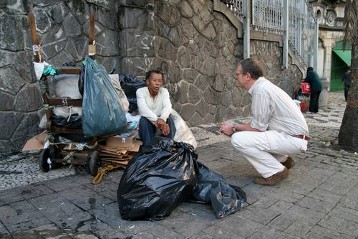 Obdachlose in  São Paulo, Brasilien,  Der Franziskaner Johannes Bahlmann im Gespräch mit dem obdachlosen Papiersammler Antonio im Stadtzentrum von São Paulo; Sozialpastoral, Großstadtpastoral, Metropolen