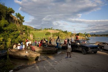 Nach dem Hurrikan Gustav trat der See von Miragoâne über die Ufer und machte die Hauptstrasse nach Les Cayes unpassierbar.