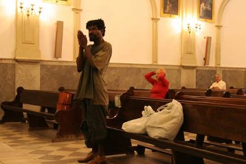 Obdachlose in  São Paulo, Brasilien,  Obdachloser Mann beim morgentlichen Besuch der Heiligen Messe in der Franziskanerkirche im Stadtzentrum von São Paulo; Sozialpastoral, Großstadtpastoral, Gottesdienst, Gebet, Metropolen