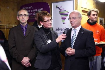 Sabine Pfingsten (Adveniat) im Gespräch mit Oberbürgermeister Reinhard Paß während der Eröffnung des Adveniat-Kerzenziehhauses am 29.11.2012
