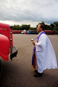 Brasiliens erste "Truckerpastoral"  (Pastoral Rodaviària)

Padre Adelir de Carli

-LKW-Rastplatz

-Segnung der LKW`s durch Padre Adelir
