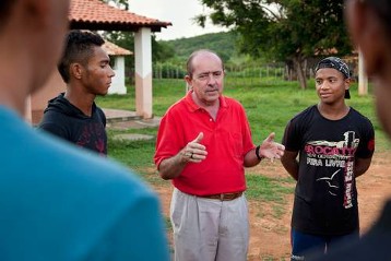 Kirchliche Landwirtschaftsschule „Escola Familia-Agricola de Dilberto“: Padre Joáo im Gespräch mit Jugendlichen