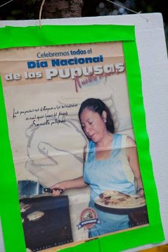 Pupusas, gefüllte Maistortilllas sind das Nationalgericht El Salvadors. Sogar einen nationalen Tag der Pupusas gibt es. Pupusas werden aus eingeweichtem, gemahlenem Mais hergestellt und mit Käse, Bohnenpaste  oder Fleisch gefüllt.