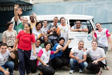 Mitglieder der Aliança de Misericórdia, Bruderschaft São José in Rio de Janeiro, vor dem von Adveniat finanzierten Kleinbus