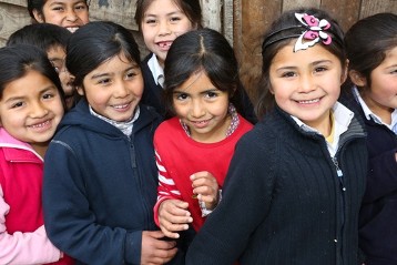 In der Schule in Dewepille werden Mapuche-Kinder in ihren Stammessprachen unterrichtet und bekommen ihre Kultur vermittelt. Schülerinnen und Schüler auf dem Außengelände der Schule.