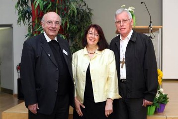 Adveniat-Geschäftsführer Prälat Bernd Klaschka, VHS-Direktorin Friederike Brunnbauer und Bischof Lucio Alfert  aus Paraguay (von links).