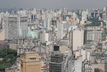 Blick auf die Innenstadt von São Paulo, mit der Kathedrale (rechts) vom Hochhaus Edificio Altino Arantes, dem Sitz der Santander Bank