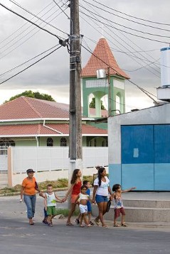 Gemeindemitglieder auf der Straße vor der Kirche Santa Inés am Stadtrand von Manaus