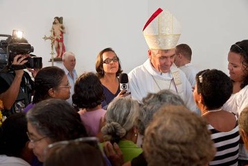 Einweihung der Kirche São Sebastião (mit Unterstützung von Adveniat) mit Bischof Luis Flavio Cappio, bei dem sich nach der Messe die Menschen herzlich bedanken.