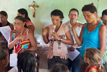 Wort-Gottesdienst mit Laien in der kleinen Kapelle mit Katechistin Maria Lucenir dos Santos Sousa (41 Jahre)