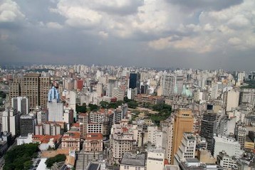 Blick auf die Innenstadt von São Paulo, mit der Kathedrale (rechts) vom Hochhaus Edificio Altino Arantes, dem Sitz der Santander Bank