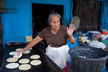 Pupusas, gefüllte Maistortilllas sind das Nationalgericht El Salvadors. Sogar einen nationalen Tag der Pupusas gibt es. Pupusas werden aus eingeweichtem, gemahlenem Mais hergestellt und mit Käse, Bohnenpaste  oder Fleisch gefüllt.
