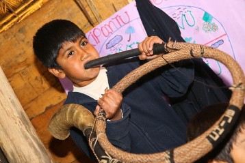 In der Schule in Dewepille werden Mapuche-Kinder in ihren Stammessprachen unterrichtet und bekommen ihre Kultur vermittelt. Schülerinnen und Schüler spielen auf traditionellen Instrumenten.