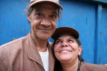 Portrait der Müllsortierer Jorge da Silva und seiner Ehefrau Isabel Monteiro. Beide sind ehemalige Obdachlose, die heute  bei RECIFRAN arbeiten, dem Recyclingprojekt der Franziskaner in São Paulo. Dort haben sich Isabel und Jorge kennengelernt, haben geheiratet und sind in eine bescheidene Wohnung gezogen.