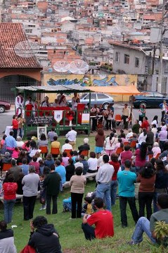 Zu Ehren und im Gedenken an den 25. Todestag und die Ermordung des elsalvadorianischen Bischofs Oscar Romero feiern die Menschen in Anhangüera am Stadtrand von São Paulo einen Gottesdienst im Freien.